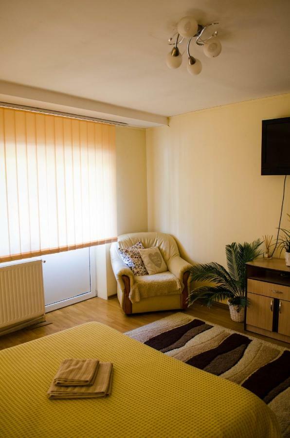 Collosal Apartment With Garden 布加勒斯特 外观 照片