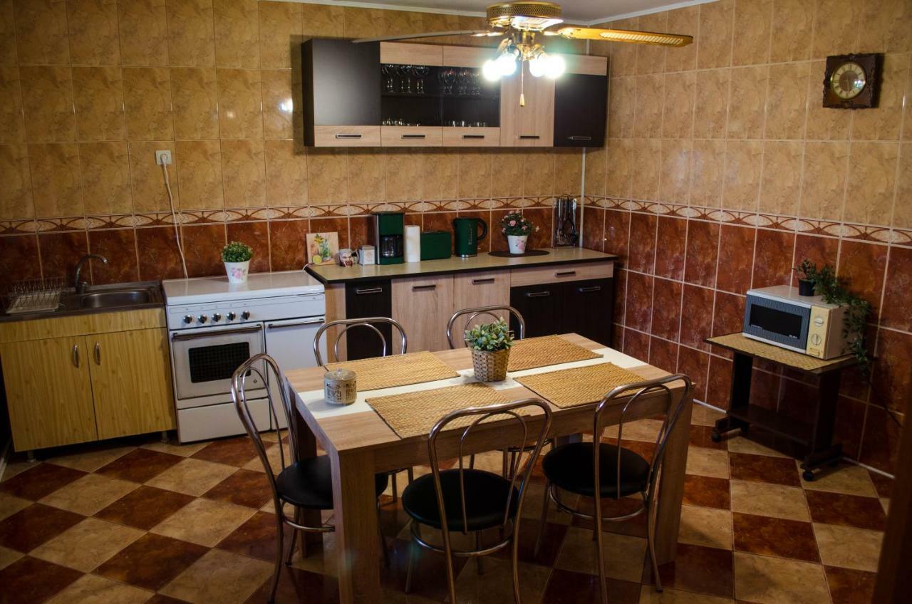 Collosal Apartment With Garden 布加勒斯特 外观 照片